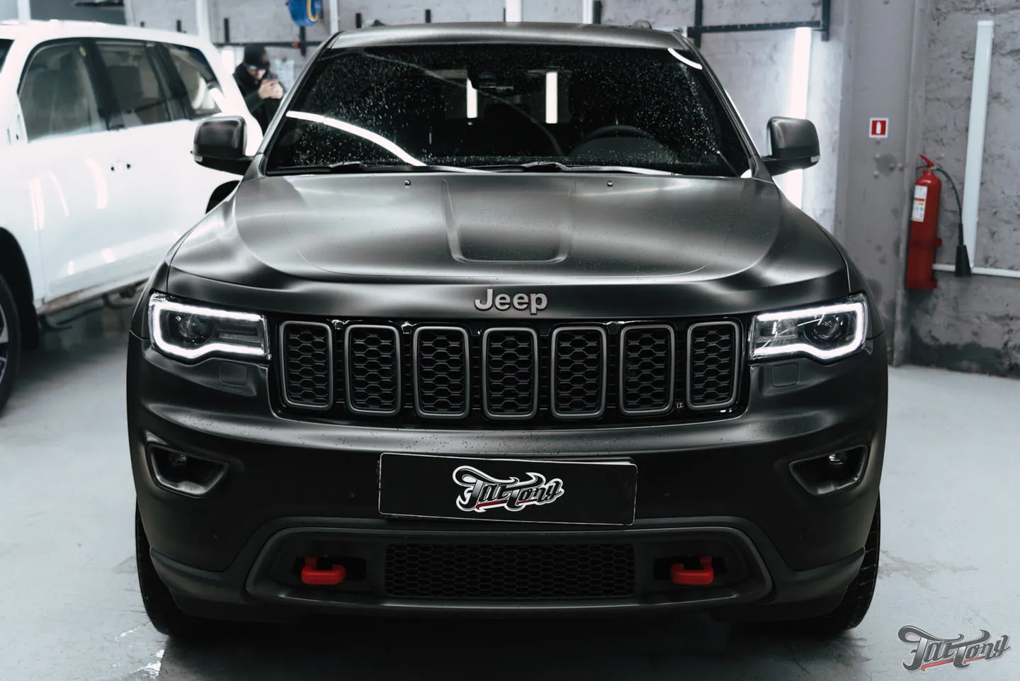 Работаем над Jeep Grand Cherokee Trailhawk постоянного гостя, часть 3: оклейка кузова матовым полиуретаном